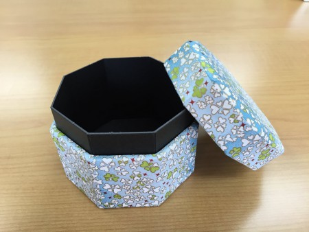 売り物のような小物入れが出来上がり、皆喜ばれていました